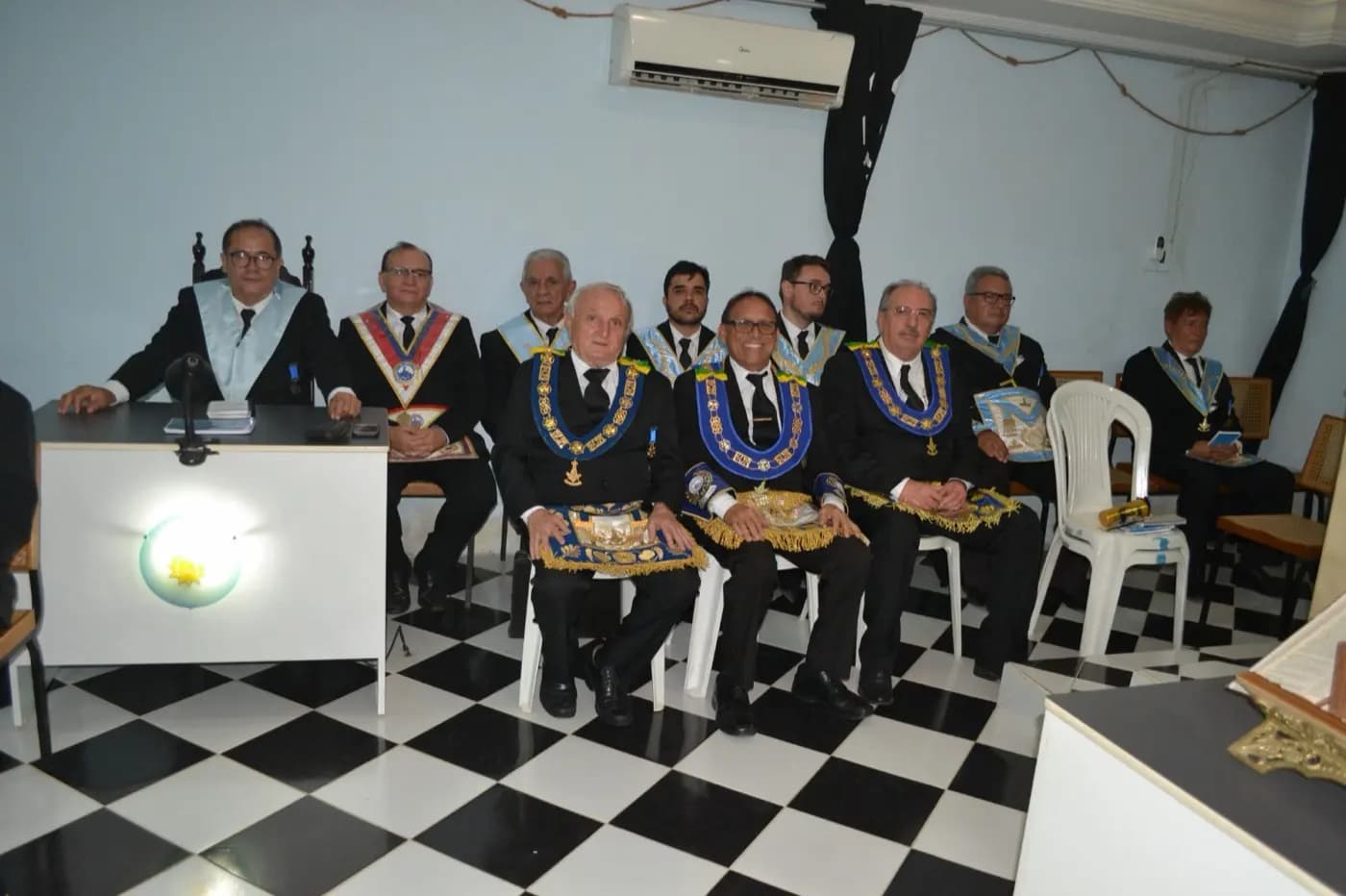 Registro fotográfico: SESSÃO MAGNA DE INSTALAÇÃO E POSSE DE VENERÁVEL MESTRE E DIRETORIA DA ARLS MANOEL REGINALDO DA ROCHA, Nº 2.439, ORIENTE DE PAU DOS FERROS/RN