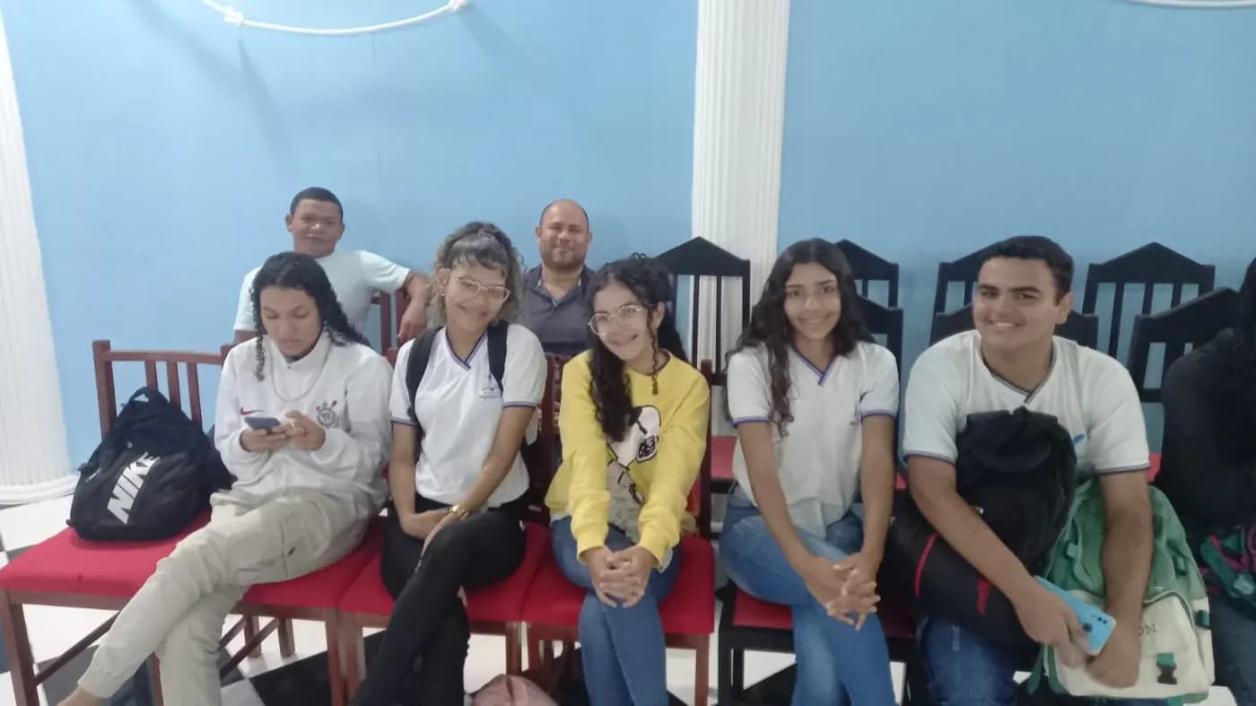 Registro fotográfico: PROJETO “MAÇONARIA DE PORTAS ABERTAS” – 1ª AULA DE CAMPO COM JOVENS NO INTERIOR DE UMA LOJA MAÇÔNICA.