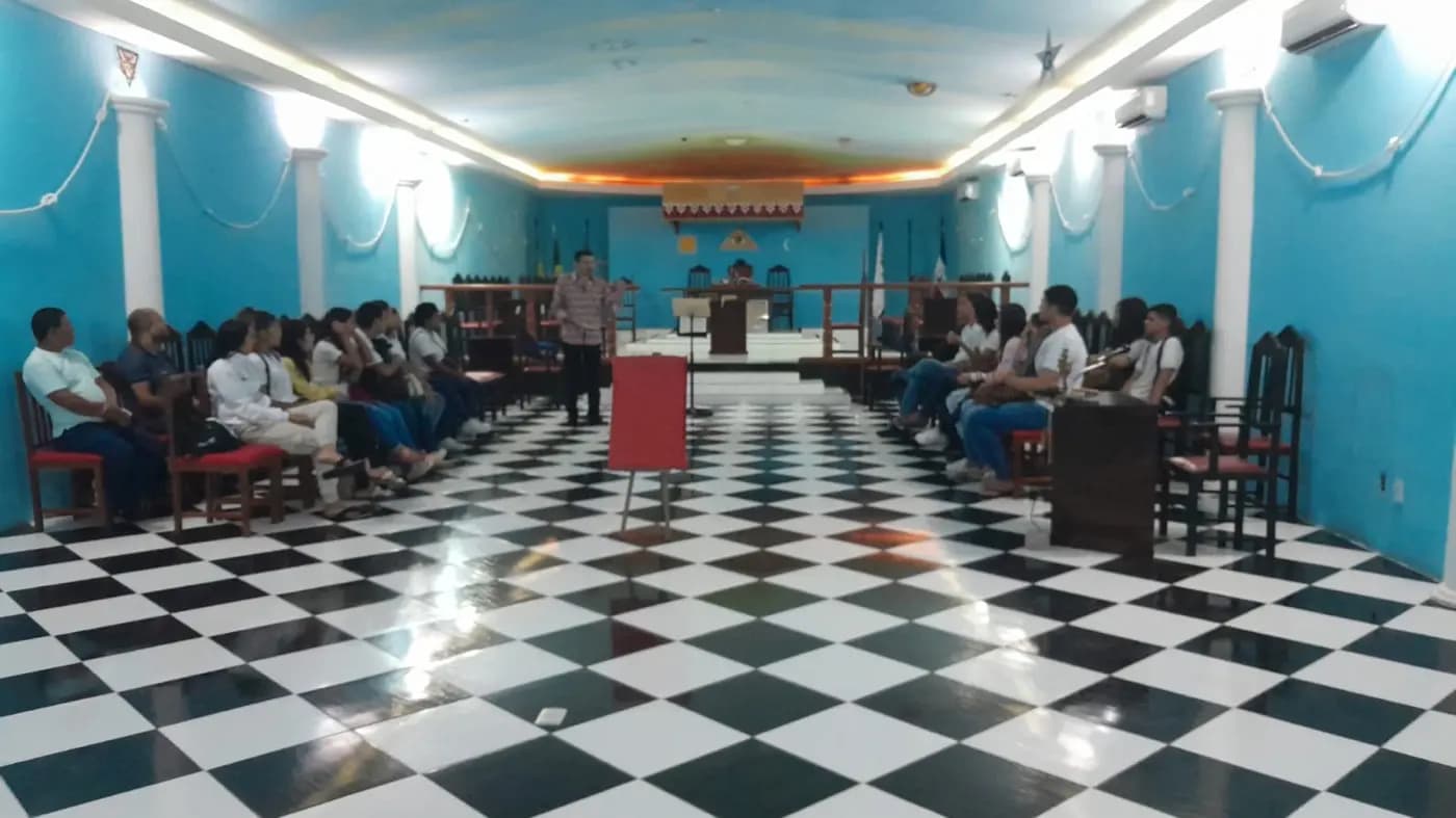 Registro fotográfico: PROJETO “MAÇONARIA DE PORTAS ABERTAS” – 1ª AULA DE CAMPO COM JOVENS NO INTERIOR DE UMA LOJA MAÇÔNICA.
