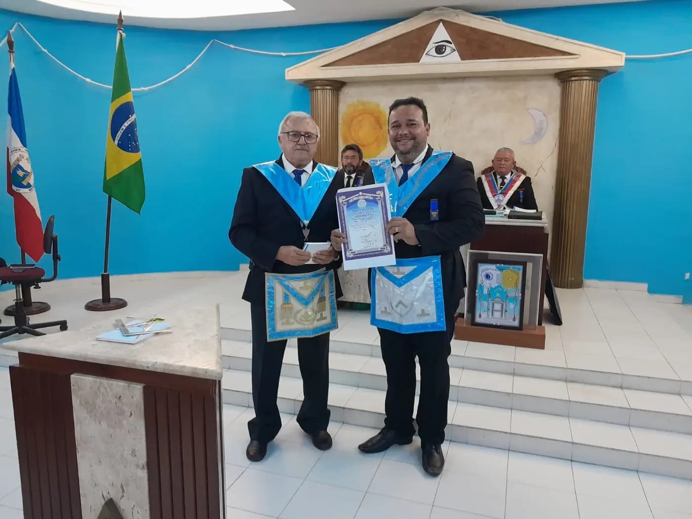 Registro fotográfico: PARTICIPAÇÃO DO PODEROSO IRMÃO MANUELITO WANDERLEY CÂMARA DE SENA, SECRETÁRIO DE EDUCAÇÃO E CULTURA DO GOB/RN, NA SESSÃO MAGNA DE INICIAÇÃO OCORRIDA NA ARLS AURORA DO ORIENTE, N° 3.269, ORIENTE DE PARNAMIRIM/RN