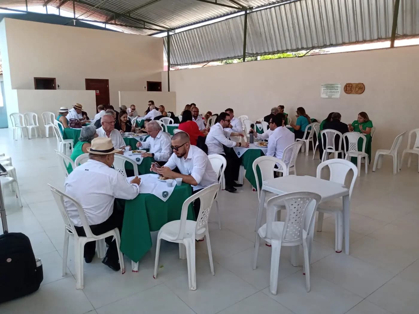 Registro fotográfico: SESSÃO MAGNA DE INICIAÇÃO NA ARLS GENTIL MARINHO, N° 2070, ORIENTE DE PARNAMIRIM/RN, E ALMOÇO ALUSIVO AO SEU 44º ANO DE FUNDAÇÃO