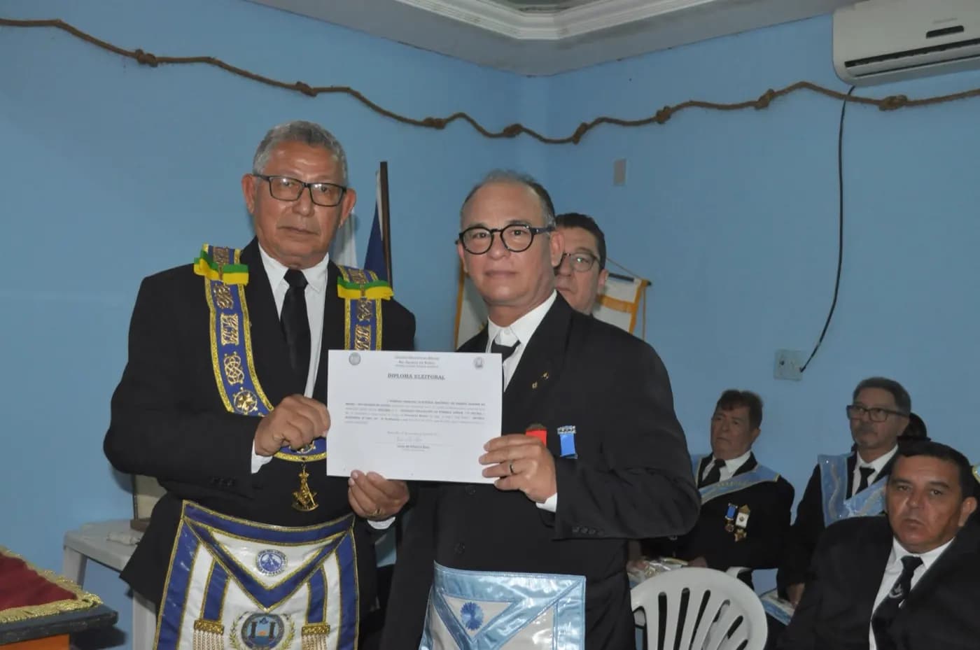Registro fotográfico: SESSÃO MAGNA DE INSTALAÇÃO E POSSE DE VENERÁVEL MESTRE E DIRETORIA DA ARLS ESTRELA ALTANEIRA, Nº 2.361, ORIENTE DE PENDÊNCIAS/RN
