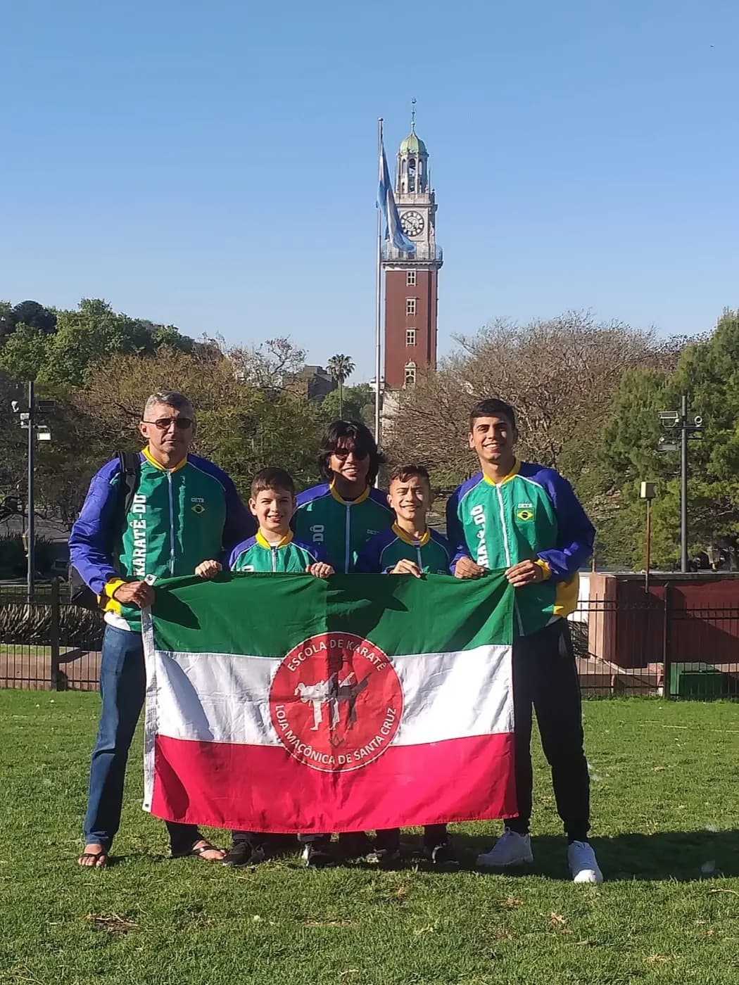 Registro fotográfico: ATLETAS ALUNOS DA ESCOLA DE KARATÊ DA LOJA MAÇÔNICA UNIÃO E TRABALHO IV, Nº 1.838, ORIENTE DE SANTA CRUZ/RN, SÃO MEDALHISTAS EM CAMPEONATO PAN-AMERICANO