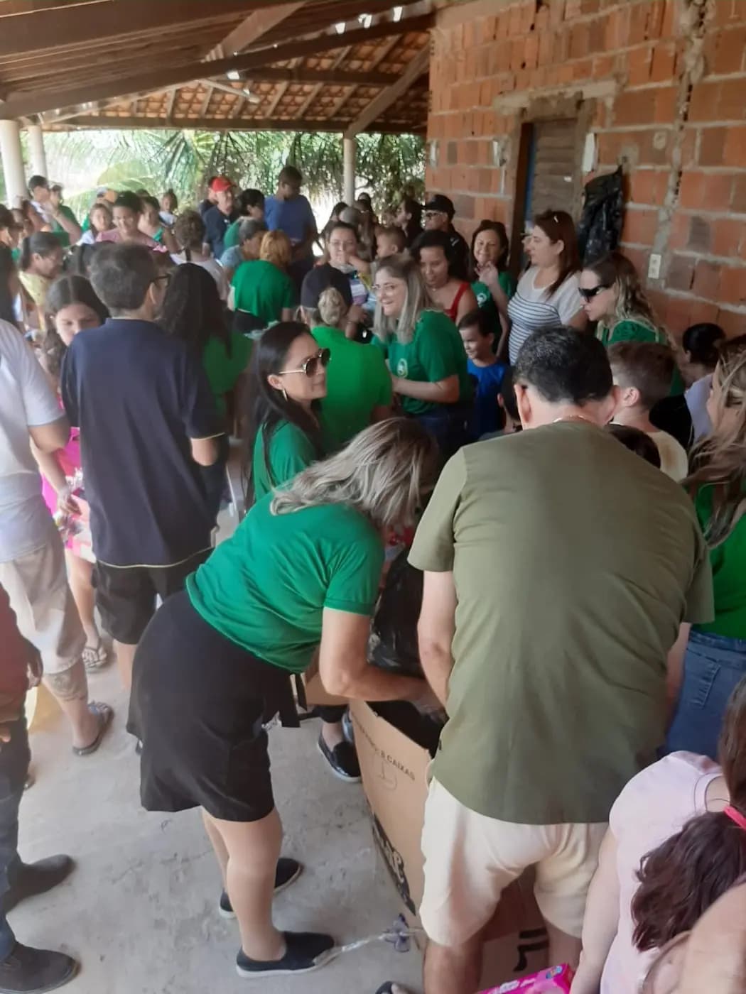 Registro fotográfico: AÇÃO FILANTRÓPICA DO DIA DA CRIANÇA, REALIZADA PELAS LOJAS MAÇÔNICAS JERÔNIMO ROSADO, AMÂNCIO DANTAS, SEBASTIÃO VASCONCELOS DOS SANTOS E FRATERNIDADE ACADÊMICA MOSSOROENSE, EM CONJUNTO COM AS FRATERNIDADES FEMININAS CRUZEIRO DO SUL
