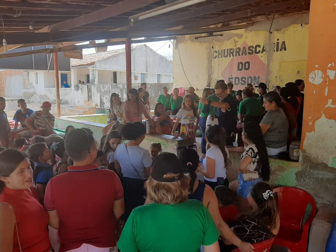 Registro fotográfico: AÇÃO FILANTRÓPICA DO DIA DA CRIANÇA, REALIZADA PELAS LOJAS MAÇÔNICAS JERÔNIMO ROSADO, AMÂNCIO DANTAS, SEBASTIÃO VASCONCELOS DOS SANTOS E FRATERNIDADE ACADÊMICA MOSSOROENSE, EM CONJUNTO COM AS FRATERNIDADES FEMININAS CRUZEIRO DO SUL