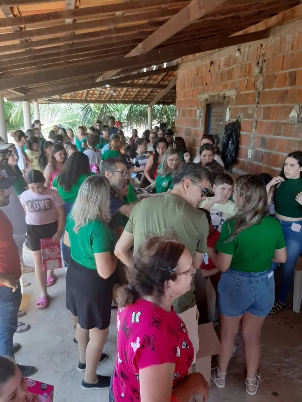 Registro fotográfico: AÇÃO FILANTRÓPICA DO DIA DA CRIANÇA, REALIZADA PELAS LOJAS MAÇÔNICAS JERÔNIMO ROSADO, AMÂNCIO DANTAS, SEBASTIÃO VASCONCELOS DOS SANTOS E FRATERNIDADE ACADÊMICA MOSSOROENSE, EM CONJUNTO COM AS FRATERNIDADES FEMININAS CRUZEIRO DO SUL