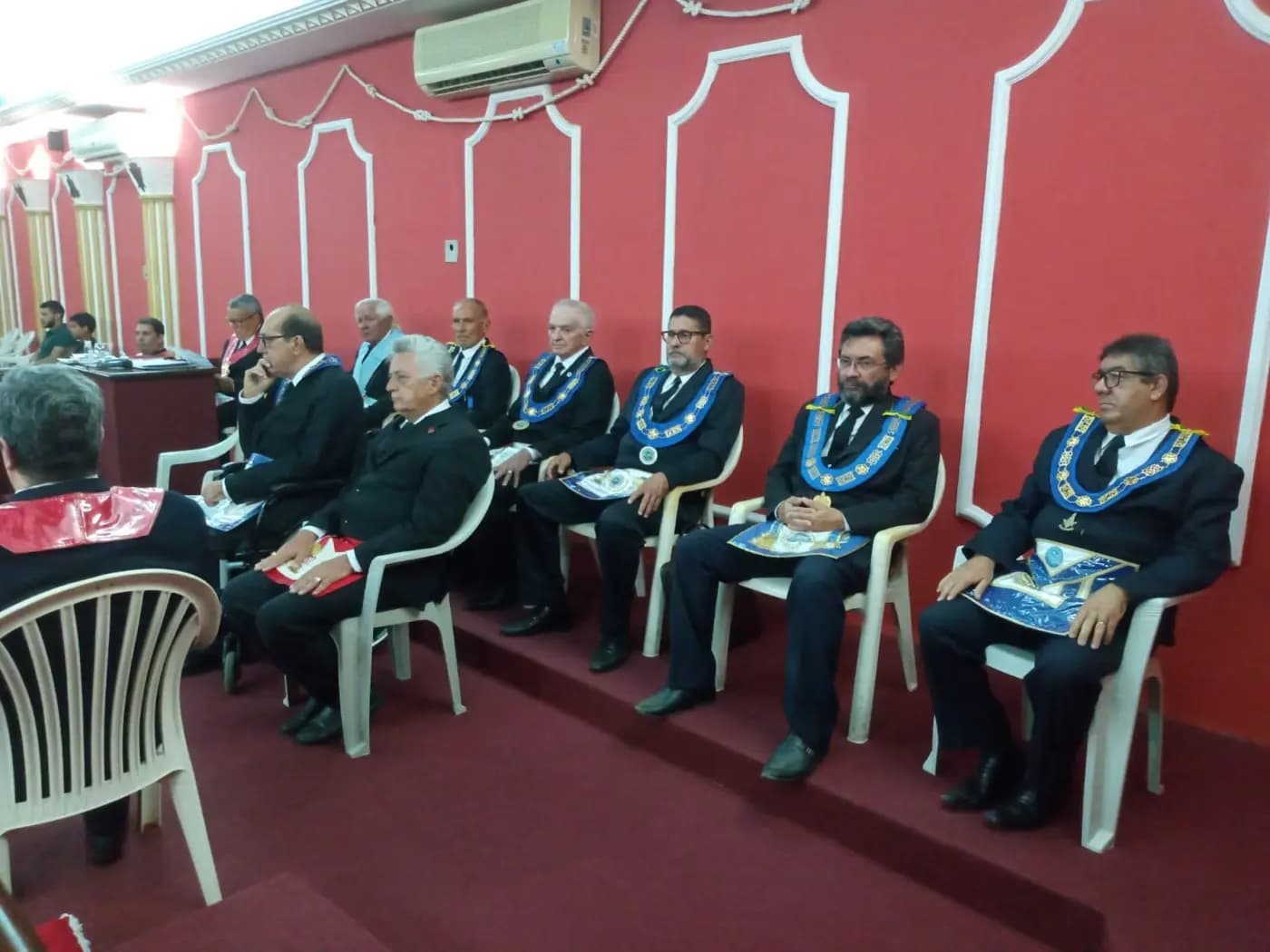Registro fotográfico: PARTICIPAÇÃO DO GRÃO-MESTRE DO GOB/RN E COMITIVA NA SESSÃO MAGNA PÚBLICA ALUSIVA AO 38º ANO DE FUNDAÇÃO DA ARLS FRATERNIDADE DE PONTA NEGRA, Nº 19, ORIENTE DE NATAL/RN, JURISDICIONADA AO GRANDE ORIENTE DO RIO GRANDE DO NORTE (GORN)