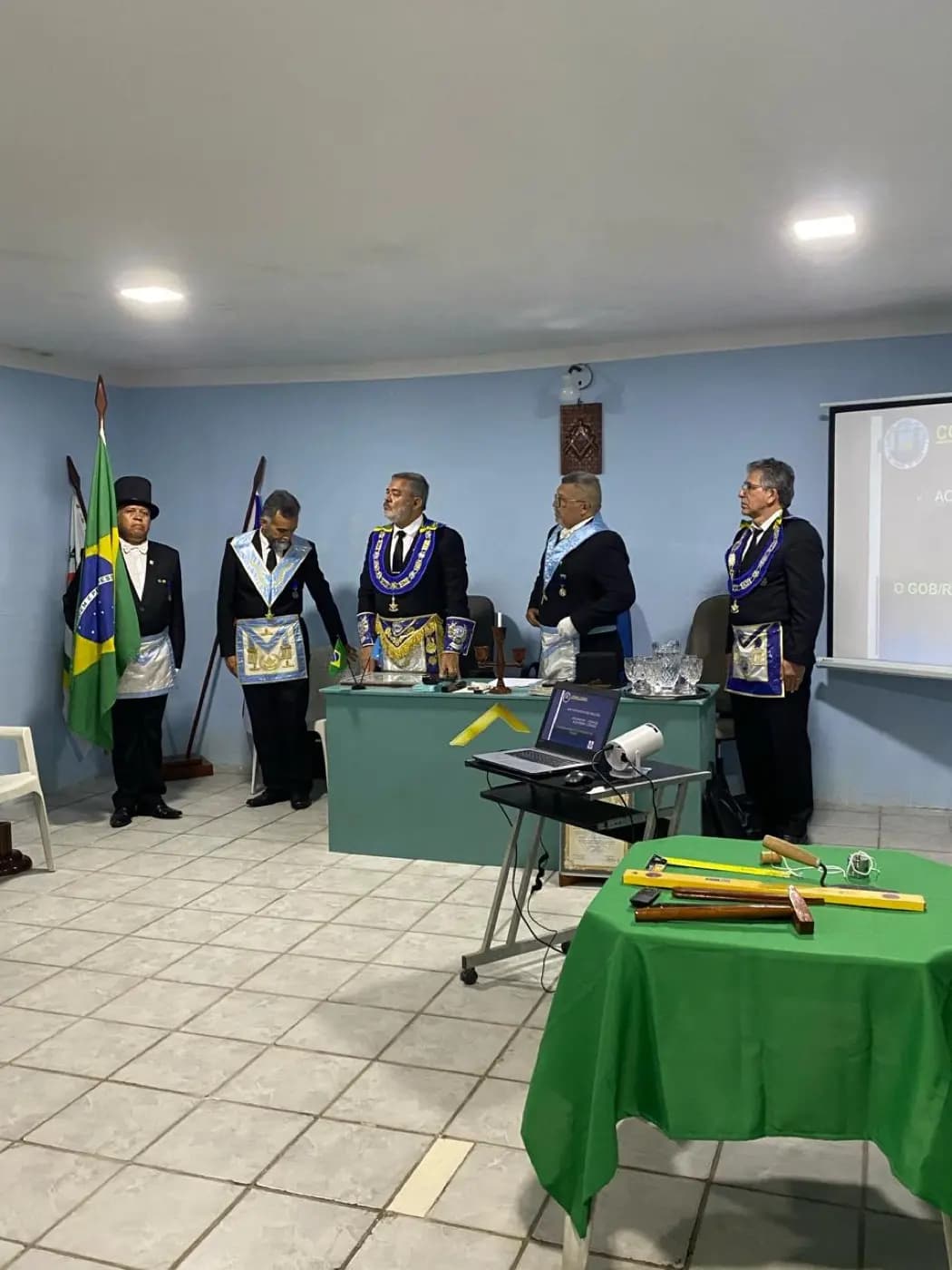 Registro fotográfico: PARTICIPAÇÃO DO GRÃO-MESTRE DO GOB/RN NA SESSÃO MAGNA PÚBLICA NA ARLS LUIZ GONZAGA DO NASCIMENTO, N° 4.567, ORIENTE DE SANTA MARIA/RN.