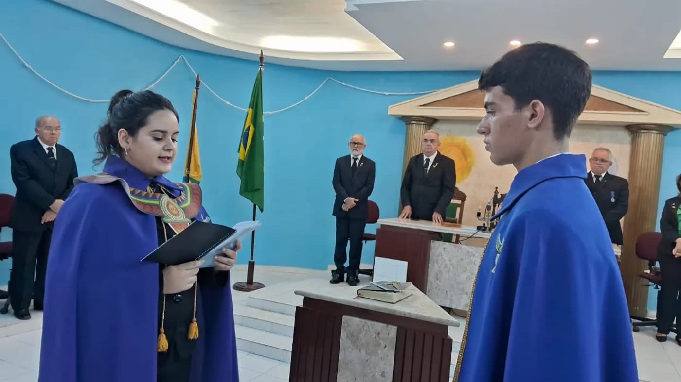 Registro fotográfico: CERIMÔNIA FECHADA DUCTOR INVITATIO E SESSÃO DE POSSE DA NOVA DIRETORIA DO NÚCLEO ALFA UNIÃO NATALENSE N°42, DA AÇÃO PARAMAÇÔNICA JUVENIL DO GRANDE ORIENTE DO BRASIL.