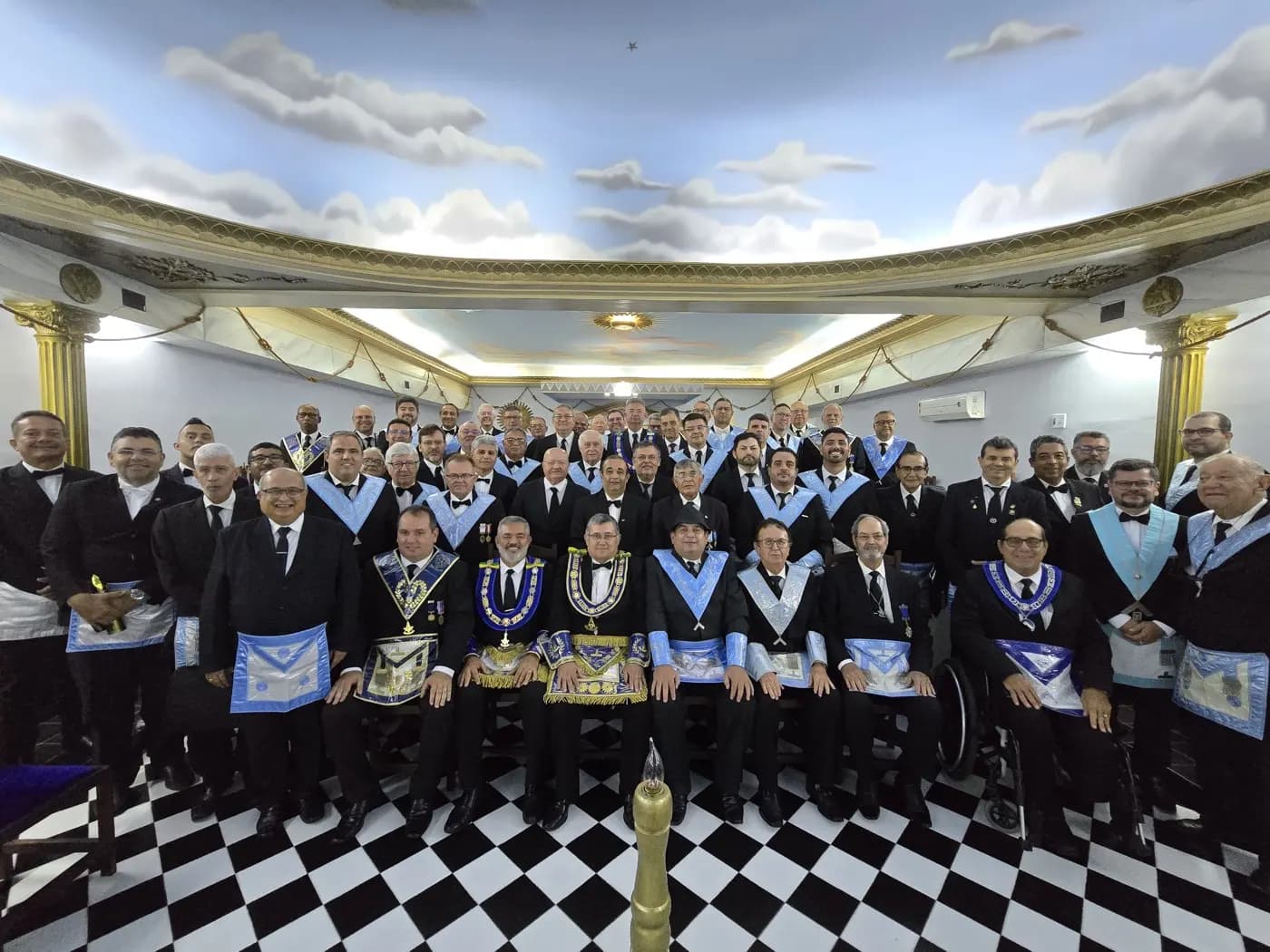 Registro fotográfico: PARTICIPAÇÃO DO GRÃO-MESTRE DO GOB/RN NA SESSÃO MAGNA DE INSTALAÇÃO E POSSE DE VENERÁVEL MESTRE E NOVA DIRETORIA DA ARLS CIDADE DO SOL Nº 25, ORIENTE DE NATAL/RN, JURISDICIONADA À GRANDE LOJA MAÇÔNICA DO ESTADO DO RIO GRANDE DO NORTE (GLERN).