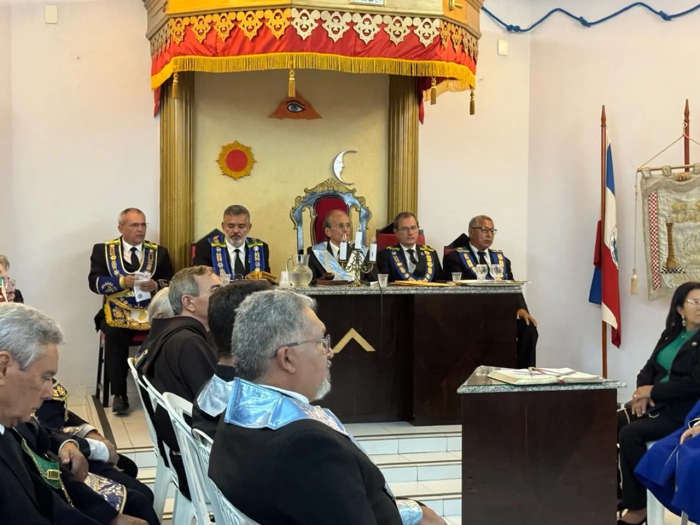 Registro fotográfico: PARTICIPAÇÃO DO GRÃO-MESTRE DO GOB/RN NA SESSÃO MAGNA ALUSIVA AO 188º ANO DE FUNDAÇÃO DA ARLS 21 DE MARÇO, Nº 152, ORIENTE DE NATAL/RN.