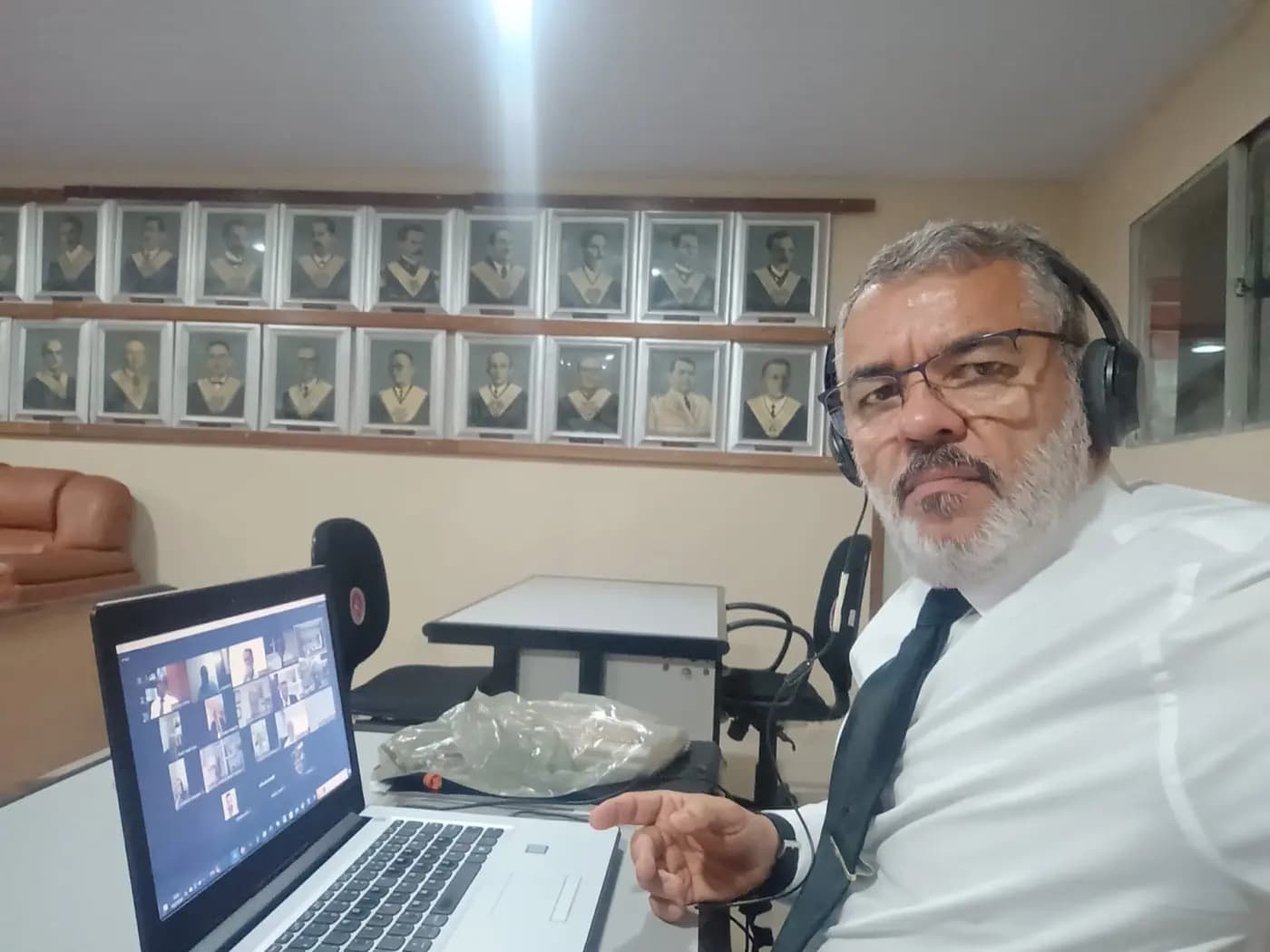 Registro fotográfico: PARTICIPAÇÃO DO GRÃO-MESTRE DO GOB/RN NA REUNIÃO VIRTUAL REALIZADA COM O SOBERANO GRÃO-MESTRE GERAL DO GOB.