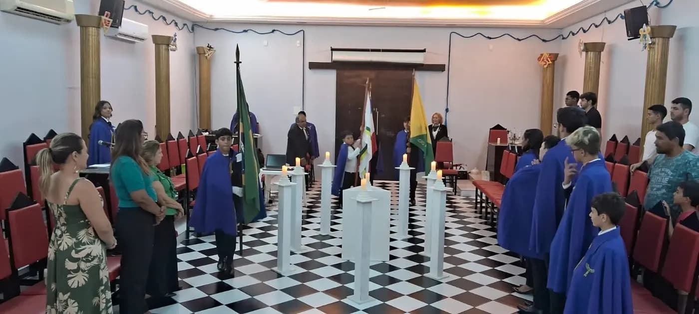 Registro fotográfico: SESSÃO DE HORA CÍVICA DO NÚCLEO ALFA UNIÃO NATALENSE N°42, DA AÇÃO PARAMAÇÔNICA JUVENIL DO GRANDE ORIENTE DO BRASIL.
