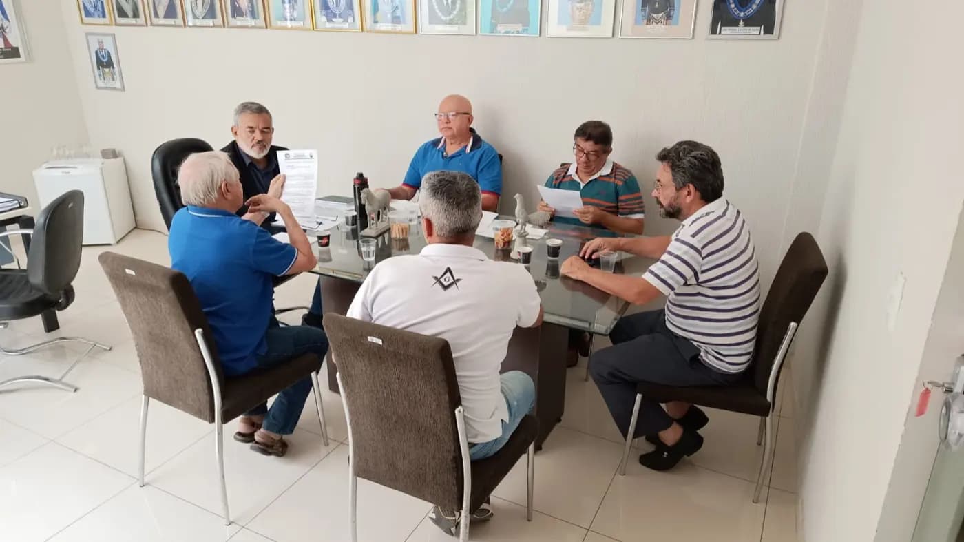 Registro fotográfico: PARTICIPAÇÃO DO GRÃO-MESTRE DO GOB/RN EM REUNIÃO DE TRATATIVAS SOBRE A ARLS SENADOR JOÃO CÂMARA Nº 3.268, ORIENTE DE JOÃO CÂMARA/RN.