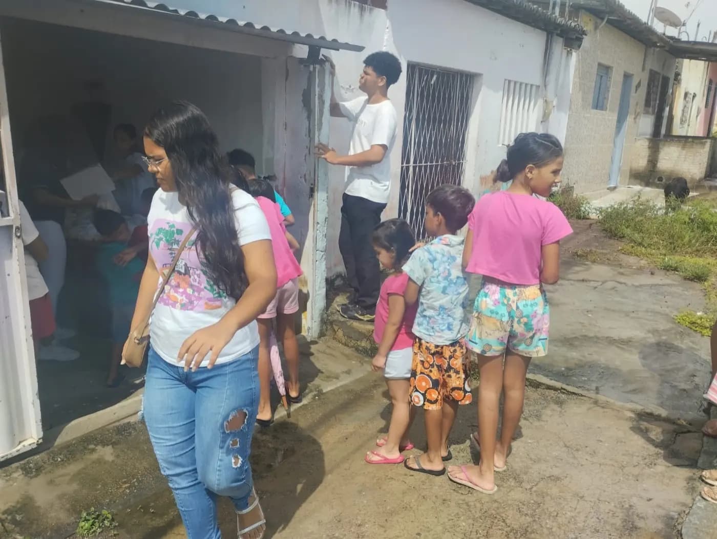 Registro fotográfico: AÇÃO FILANTRÓPICA REALIZADA PELA LOJA MAÇÔNICA UNIÃO E TRABALHO IV Nº 1.838, ORIENTE DE SANTA CRUZ/RN, EM CONJUNTO COM A FRATERNIDADE FEMININA CRUZEIRO DO SUL – SAMARITANAS UNIDAS, E O COM NÚCLEO ALFA UNIÃO E TRABALHO SANTACRUZENSE, DA AÇÃO PARAMAÇÔNICA JUVENIL (APJ).