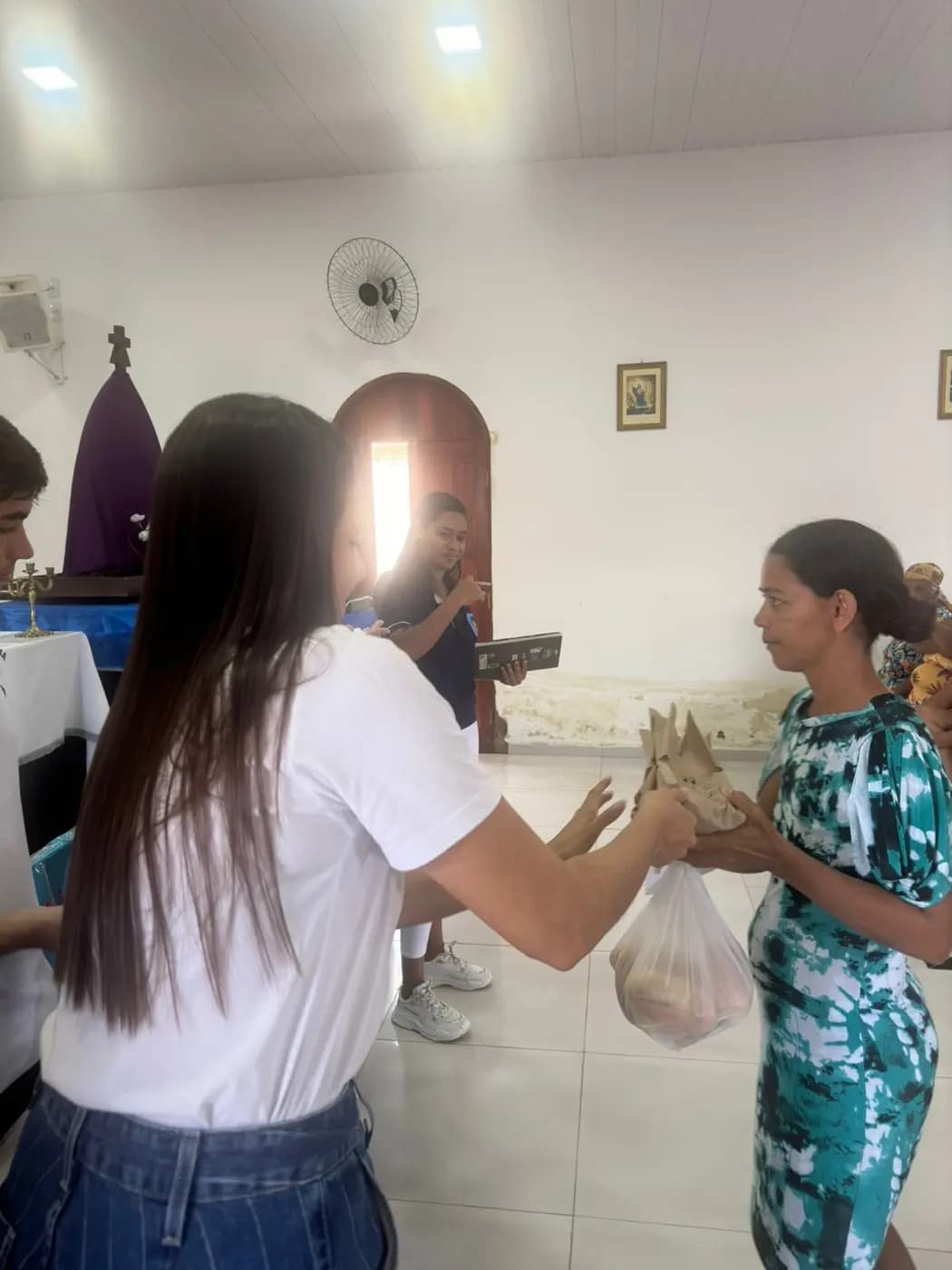 Registro fotográfico: AÇÃO FILANTRÓPICA REALIZADA PELA LOJA MAÇÔNICA UNIÃO E TRABALHO IV Nº 1.838, ORIENTE DE SANTA CRUZ/RN, EM CONJUNTO COM A FRATERNIDADE FEMININA CRUZEIRO DO SUL – SAMARITANAS UNIDAS, E O COM NÚCLEO ALFA UNIÃO E TRABALHO SANTACRUZENSE, DA AÇÃO PARAMAÇÔNICA JUVENIL (APJ).