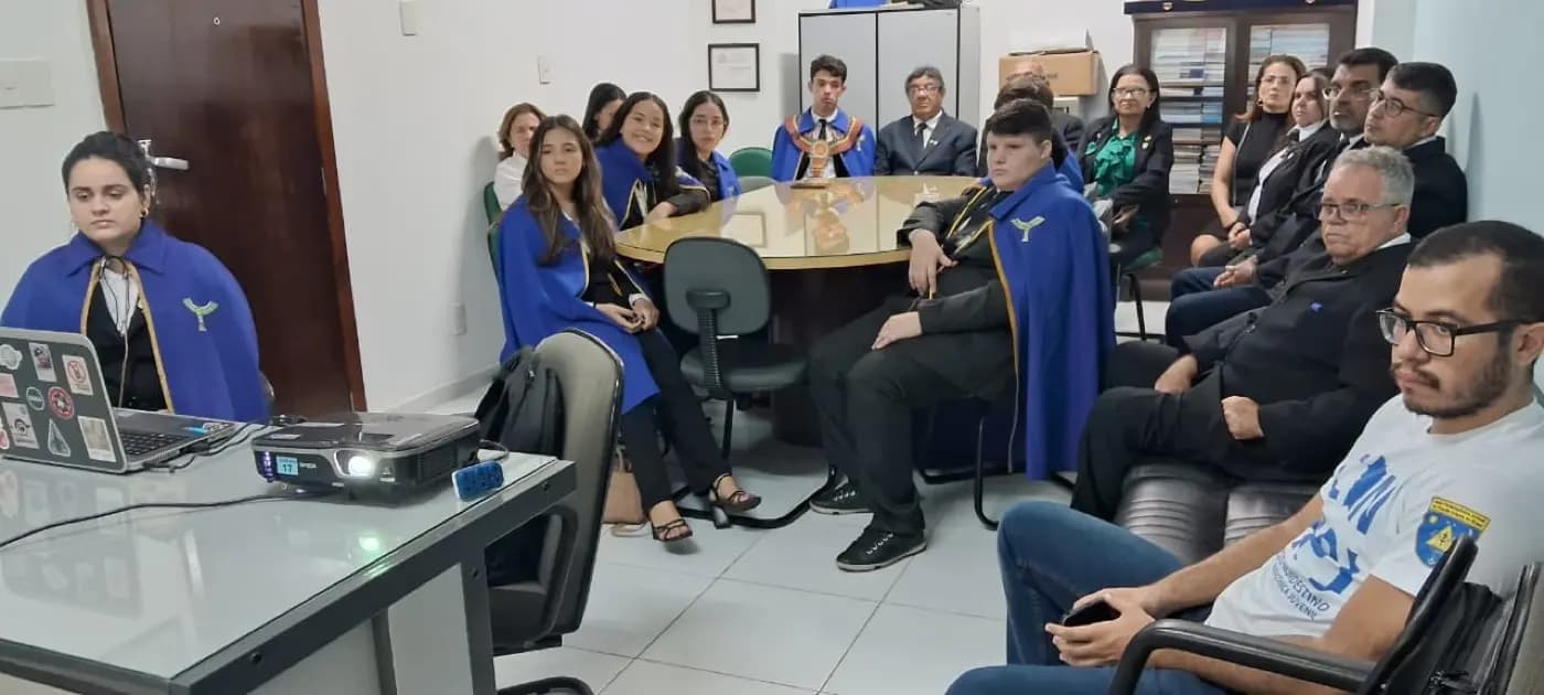 Registro fotográfico: PARTICIPAÇÃO DO GRÃO-MESTRE DO GOB/RN EM REUNIÃO ALUSIVA ÀS COMEMORAÇÕES DO 41º ANO DE FUNDAÇÃO DA AÇÃO PARAMAÇÔNICA JUVENIL (APJ) DO GRANDE ORIENTE DO BRASIL.