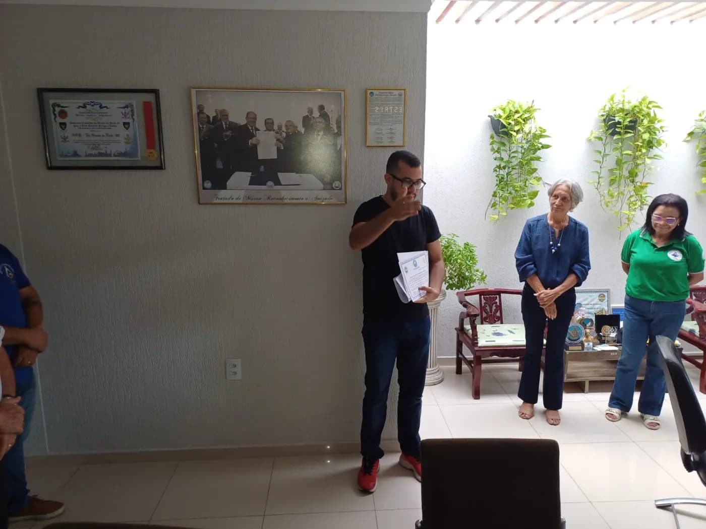 Registro fotográfico: ENTREGA DE CERTIFICADO DE PARTICIPAÇÃO NO “SEGUNDO BATE-PAPO COM APRENDIZES MAÇONS” AO ESTIMADO IRMÃO BRENO EDUARDO CORREIA IRINEU, SERVIDOR GOB/RN.