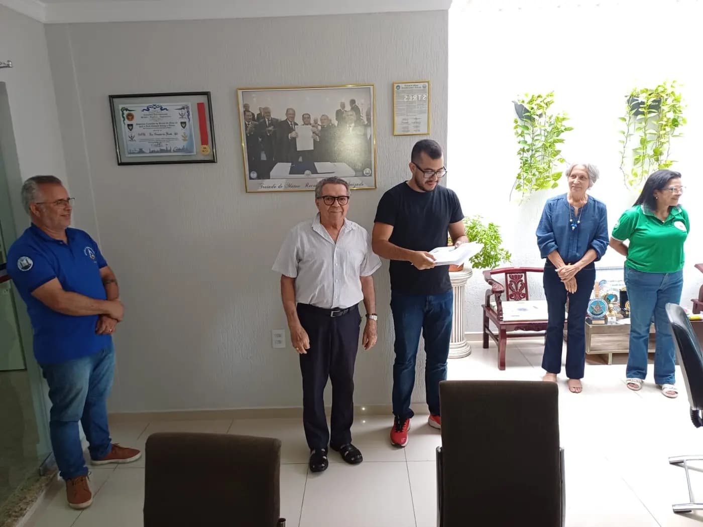 Registro fotográfico: ENTREGA DE CERTIFICADO DE PARTICIPAÇÃO NO “SEGUNDO BATE-PAPO COM APRENDIZES MAÇONS” AO ESTIMADO IRMÃO BRENO EDUARDO CORREIA IRINEU, SERVIDOR GOB/RN.