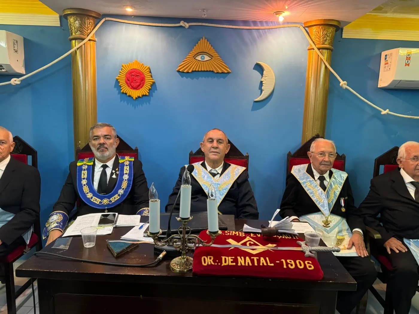 Registro fotográfico: PARTICIPAÇÃO DO GRÃO-MESTRE DO GOB/RN E COMITIVA NA SESSÃO ORDINÁRIA, NO GRAU DE APRENDIZ MAÇOM, DA ARLS EVOLUÇÃO SEGUNDA N° 852, ORIENTE DE NATAL/RN.