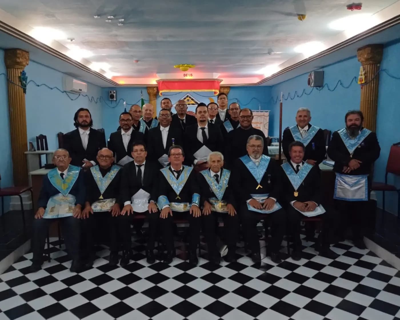 Registro fotográfico: SESSÃO ORDINÁRIA NO GRAU DE APRENDIZ, REALIZADA PELA ARLS TRAMPOLIM DA VITÓRIA Nº 1.606, GRANDE BENFEITORA DA ORDEM, ORIENTE DE NATAL/RN.
