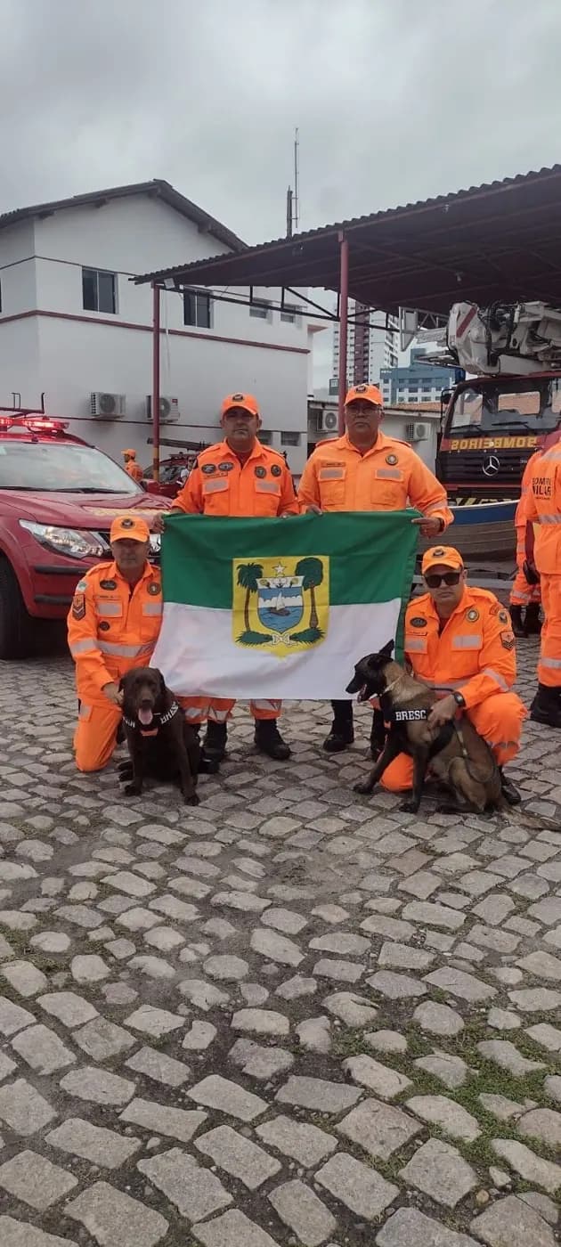 Registro fotográfico: MEMBRO DA ARLS ESTRELA NATALENSE Nº 4.122, ORIENTE DE PARNAMIRIM/RN, COMPÕE A EQUIPE DE BOMBEIROS MILITARES DO RIO GRANDE DO NORTE QUE SEGUIU EM MISSÃO DE AJUDA HUMANITÁRIA PARA O RIO GRANDE DO SUL.