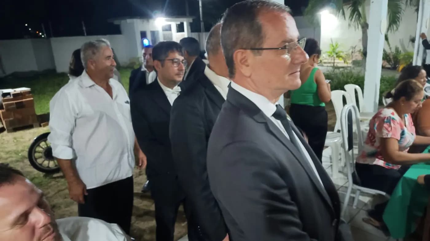 Registro fotográfico: PARTICIPAÇÃO DO GRÃO-MESTRE DO GOB/RN NA SESSÃO MAGNA PÚBLICA ALUSIVA AO DIA DAS MÃES, REALIZADA PELA ARLS LUIZ GONZAGA DO NASCIMENTO N° 4.567, ORIENTE DE SANTA MARIA/RN.