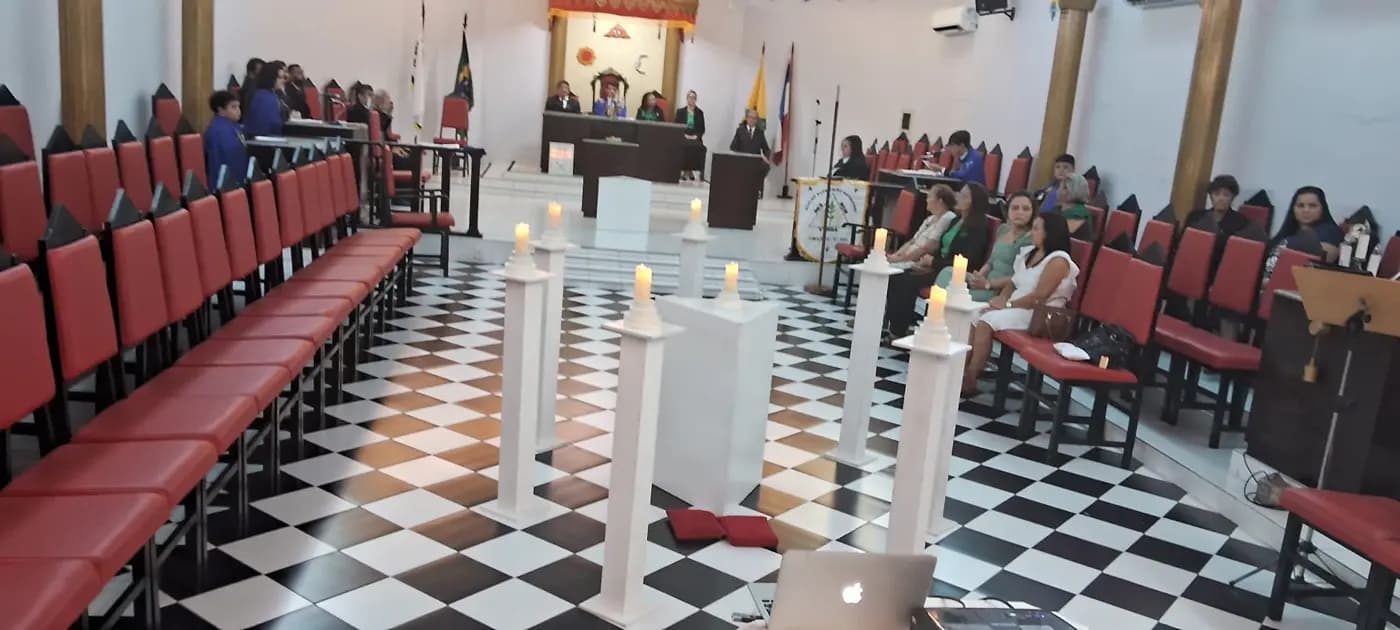 Registro fotográfico: SESSÃO ESPECIAL ABERTA, ALUSIVA AO DIA DAS MÃES, REALIZADA PELO NÚCLEO ALFA UNIÃO NATALENSE N°42, DA AÇÃO PARAMAÇÔNICA JUVENIL DO GRANDE ORIENTE DO BRASIL.