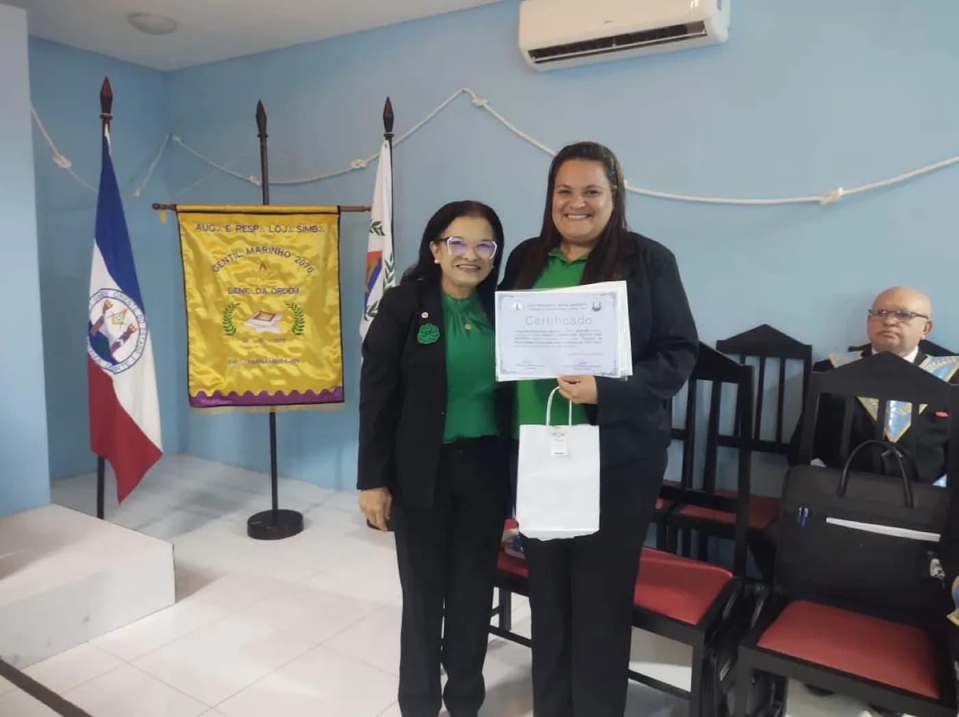 Registro fotográfico: PARTICIPAÇÃO DO GRÃO-MESTRE DO GOB/RN NA SESSÃO MAGNA PÚBLICA ALUSIVA AO DIA DAS MÃES, REALIZADA PELA ARLS GENTIL MARINHO N° 2.070, ORIENTE DE PARNAMIRIM/RN.