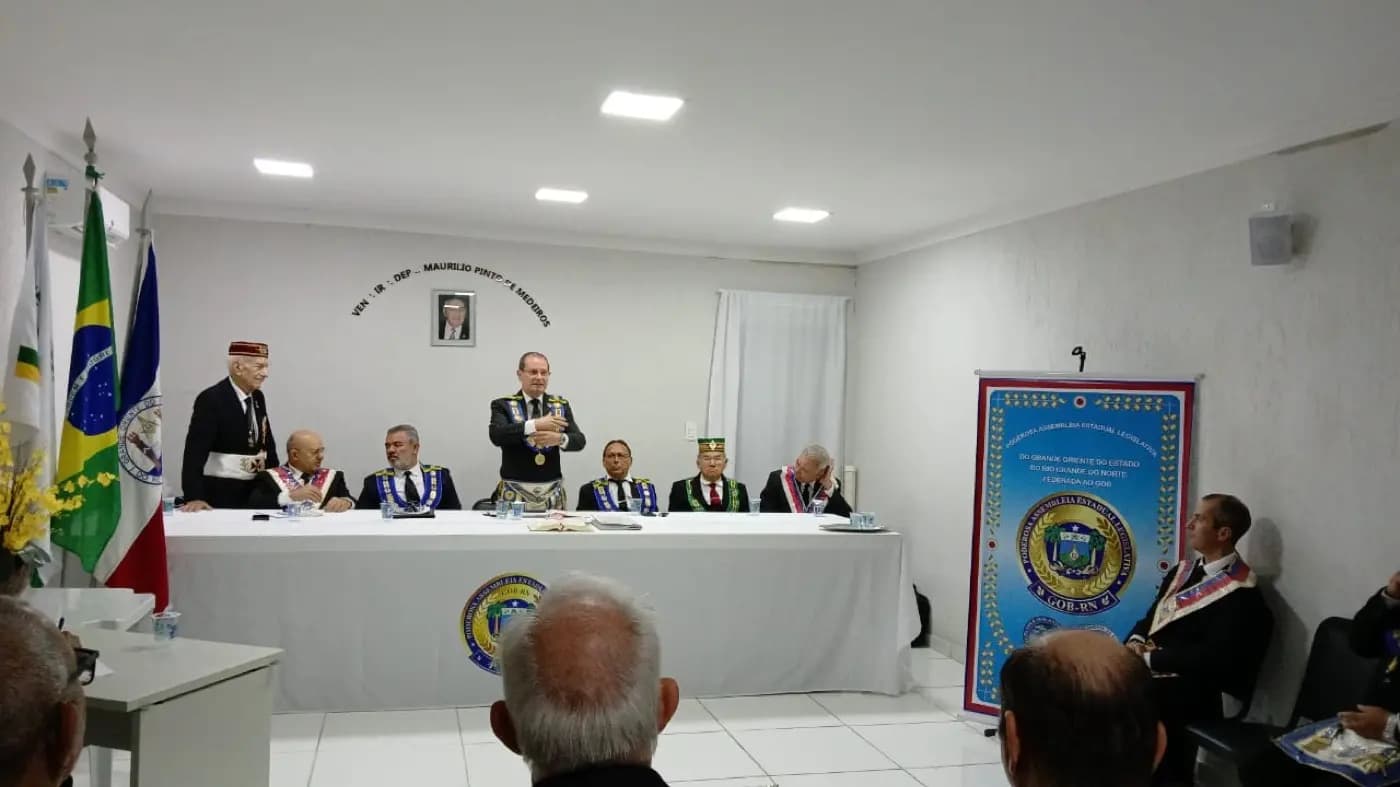 Registro fotográfico: PARTICIPAÇÃO DO GRÃO-MESTRE E DO GRÃO-MESTRE ADJUNTO DO GOB/RN NA SEGUNDA REUNIÃO ORDINÁRIA DE 2024, DA PODERORA ASSEMBLEIA ESTADUAL LEGISLATIVA DO ESTADO DO RIO GRANDE DO NORTE (PAEL/RN).