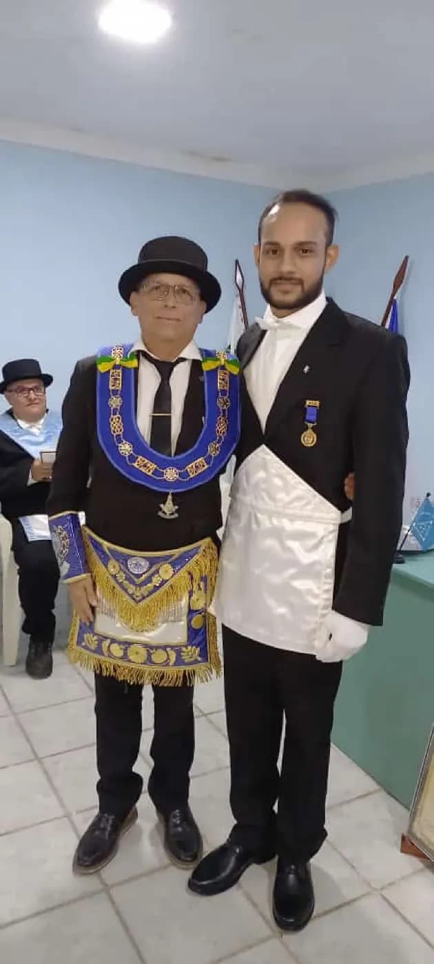 Registro fotográfico: PARTICIPAÇÃO DO GRÃO-MESTRE ADJUNTO DO GOB/RN NA SESSÃO MAGNA DE INICIAÇÃO REALIZADA PELA ARLS LUIZ GONZAGA DO NASCIMENTO N° 4.567, ORIENTE DE SANTA MARIA/RN.