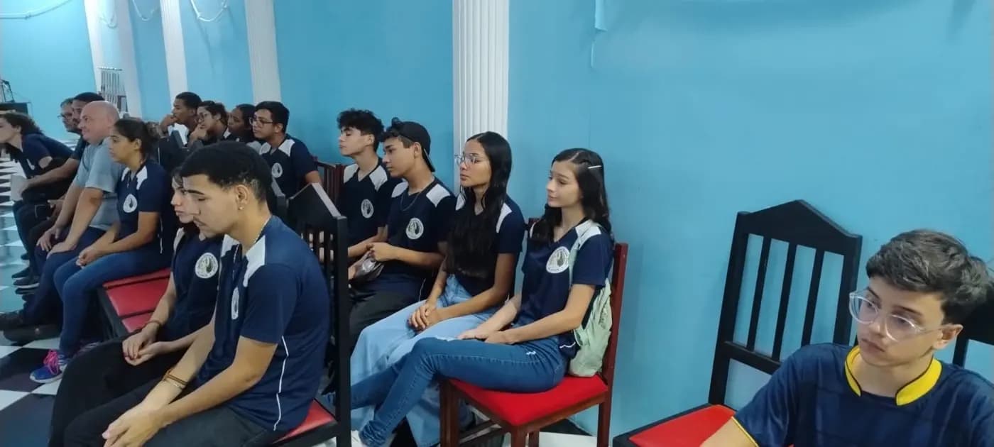 Registro fotográfico: PROJETO “MAÇONARIA DE PORTAS ABERTAS E A FAVOR DA VIDA” – 3ª AULA DE CAMPO COM JOVENS NO INTERIOR DE UMA LOJA MAÇÔNICA.