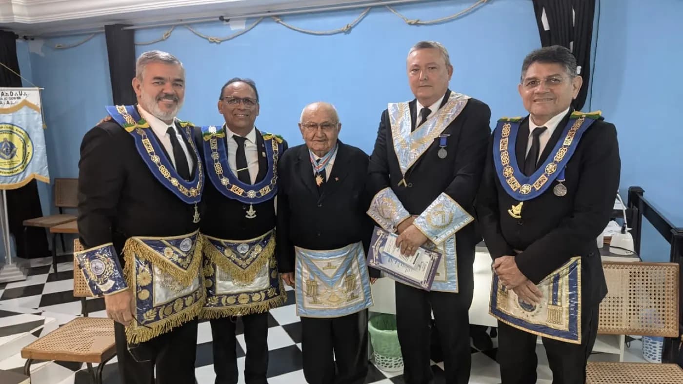 Registro fotográfico: PARTICIPAÇÃO DO GRÃO-MESTRE E DO GRÃO-MESTRE ADJUNTO DO GOB/RN NA SESSÃO ORDINÁRIA NO GRAU DE APRENDIZ, REALIZADA PELA ARLS MANOEL REGINALDO DA ROCHA Nº 2.439, ORIENTE DE PAU DOS FERROS/RN.