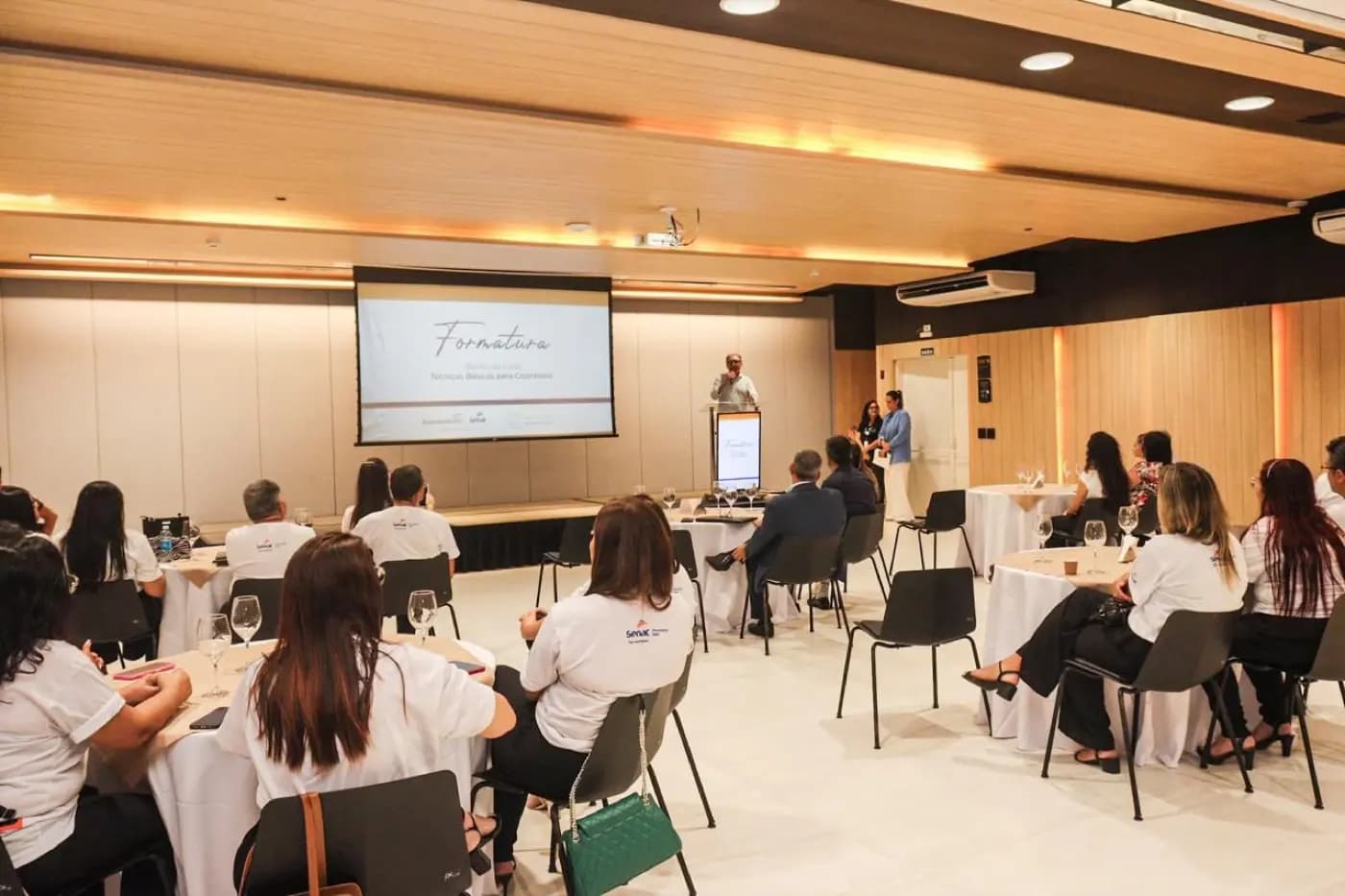 Registro fotográfico: GESTÃO PARTICIPATIVA – CURSO DE TÉCNICAS BÁSICAS EM COZINHA – PARCERIA ENTRE O SENAC E O GOB/RN.
