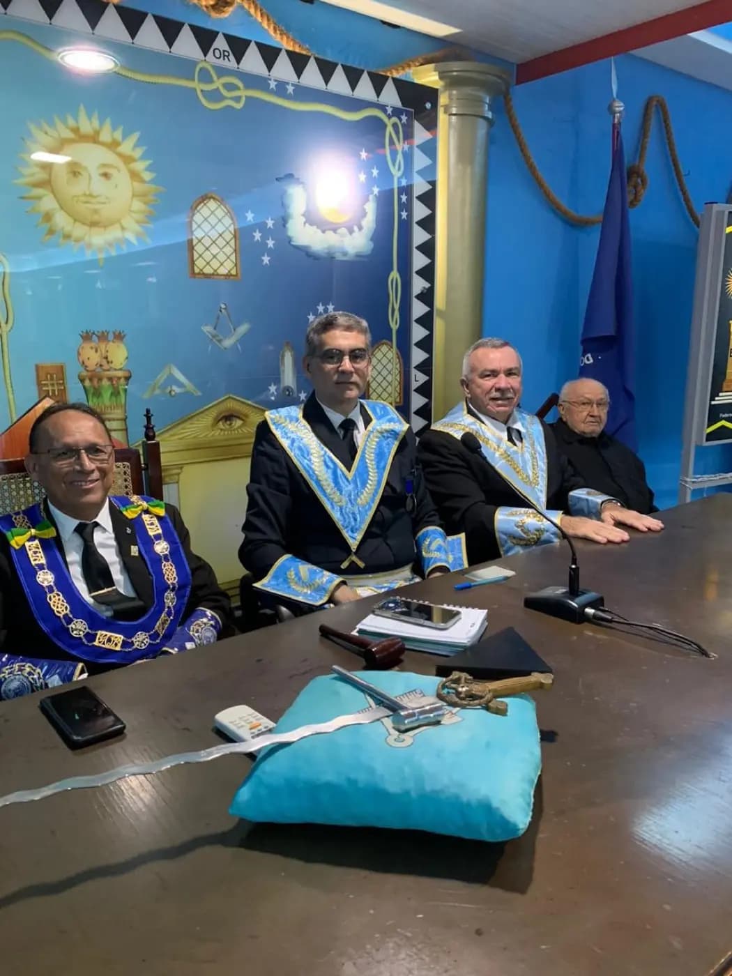 Registro fotográfico: PARTICIPAÇÃO DO GRÃO-MESTRE ADJUNTO DO GOB/RN NA SESSÃO ORDINÁRIA NO GRAU DE APRENDIZ MAÇOM, REALIZADA PELA LOJA MAÇÔNICA SEBASTIÃO VASCONCELOS DOS SANTOS, nº 3759, ORIENTE DE MOSSORÓ/RN, EM HOMENAGEM AO DIA DOS PAIS E AO DIA DO MAÇOM.