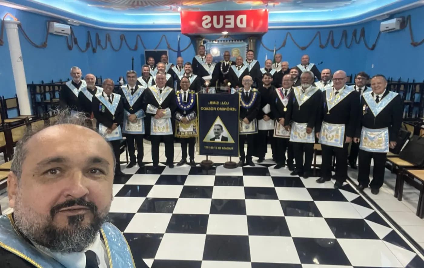 Registro fotográfico: SESSÃO ORDINÁRIA NO GRAU DE APRENDIZ MAÇOM, REALIZADA PELA LOJA MAÇÔNICA JERÔNIMO ROSADO, nº 1994, ORIENTE DE MOSSORÓ/RN, COM TEMÁTICA VOLTADA AO DIA DOS PAIS, AO DIA DO MAÇOM E AO ANIVERSÁRIO DA LOJA.