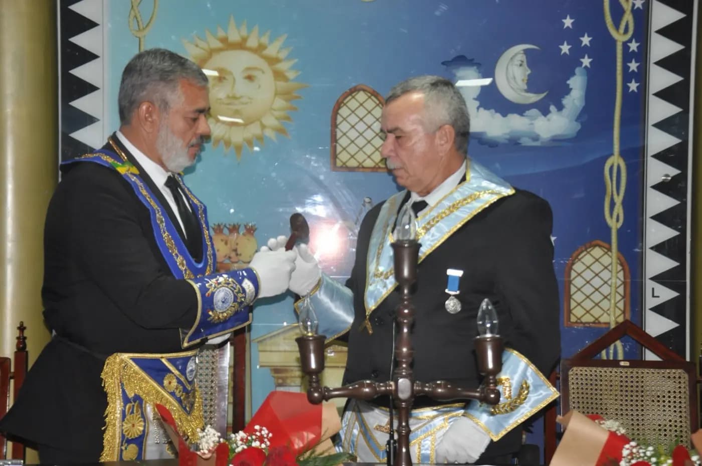 Registro fotográfico: PARTICIPAÇÃO DO GRÃO-MESTRE E DO GRÃO-MESTRE ADJUNTO DO GOB/RN NA 33ª SESSÃO MAGNA PÚBLICA PROMOVIDA PELA LOJA MAÇÔNICA JERÔNIMO ROSADO Nº 1994, ORIENTE DE MOSSORÓ/RN, ALUSIVA À 48ª NOITE DA CULTURA.