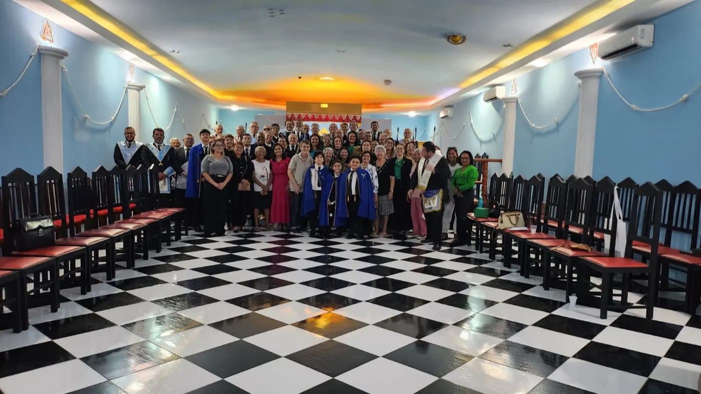 Registro fotográfico: SESSÃO MAGNA PÚBLICA ALUSIVA AO 45º ANO DE FUNDAÇÃO DA LOJA MAÇÔNICA GENTIL MARINHO Nº 2070, ORIENTE DE PARNAMIRIM/RN.