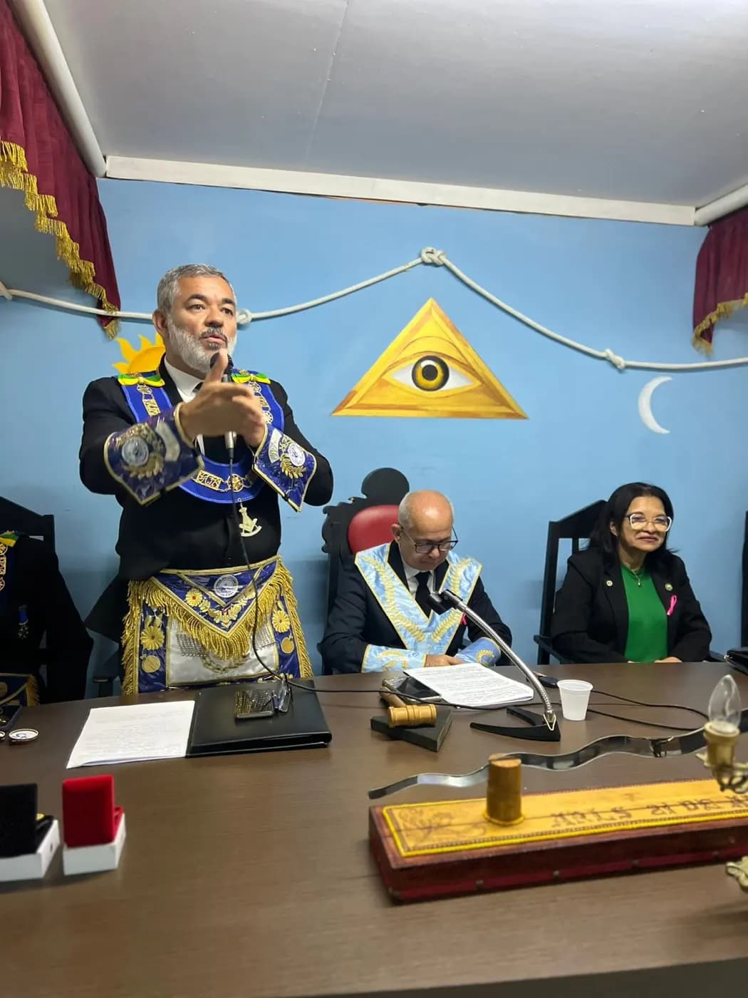 Registro fotográfico: SESSÃO MAGNA PÚBLICA ALUSIVA AO 45º ANO DE FUNDAÇÃO DA LOJA MAÇÔNICA GENTIL MARINHO Nº 2070, ORIENTE DE PARNAMIRIM/RN.