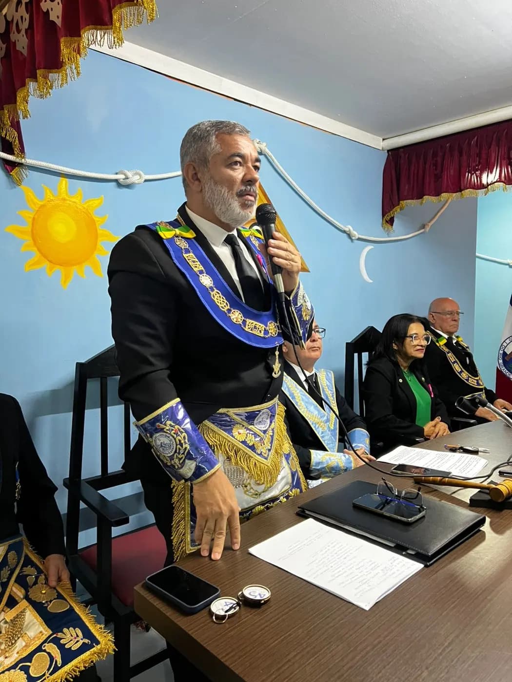 Registro fotográfico: SESSÃO MAGNA PÚBLICA ALUSIVA AO 45º ANO DE FUNDAÇÃO DA LOJA MAÇÔNICA GENTIL MARINHO Nº 2070, ORIENTE DE PARNAMIRIM/RN.