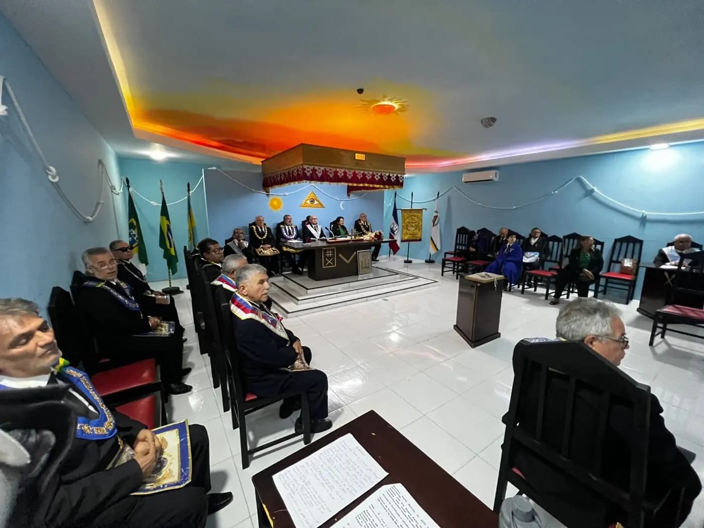 Registro fotográfico: SESSÃO MAGNA PÚBLICA ALUSIVA AO 45º ANO DE FUNDAÇÃO DA LOJA MAÇÔNICA GENTIL MARINHO Nº 2070, ORIENTE DE PARNAMIRIM/RN.