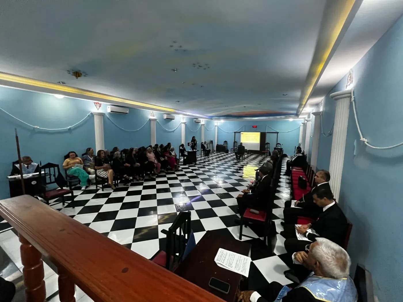 Registro fotográfico: SESSÃO MAGNA PÚBLICA ALUSIVA AO 45º ANO DE FUNDAÇÃO DA LOJA MAÇÔNICA GENTIL MARINHO Nº 2070, ORIENTE DE PARNAMIRIM/RN.