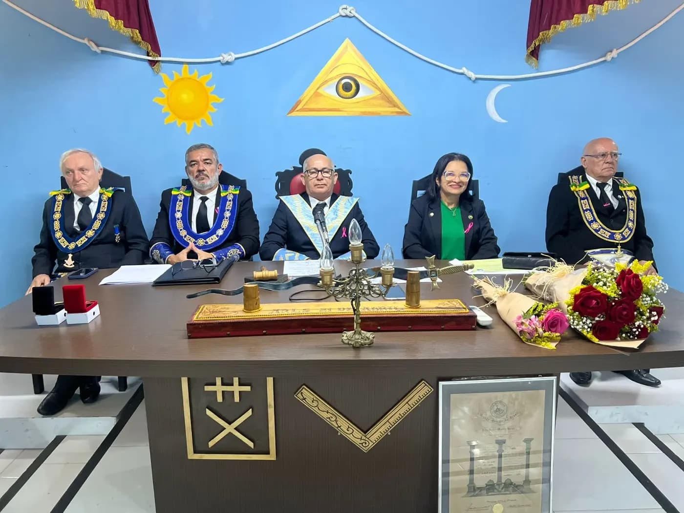 Registro fotográfico: SESSÃO MAGNA PÚBLICA ALUSIVA AO 45º ANO DE FUNDAÇÃO DA LOJA MAÇÔNICA GENTIL MARINHO Nº 2070, ORIENTE DE PARNAMIRIM/RN.
