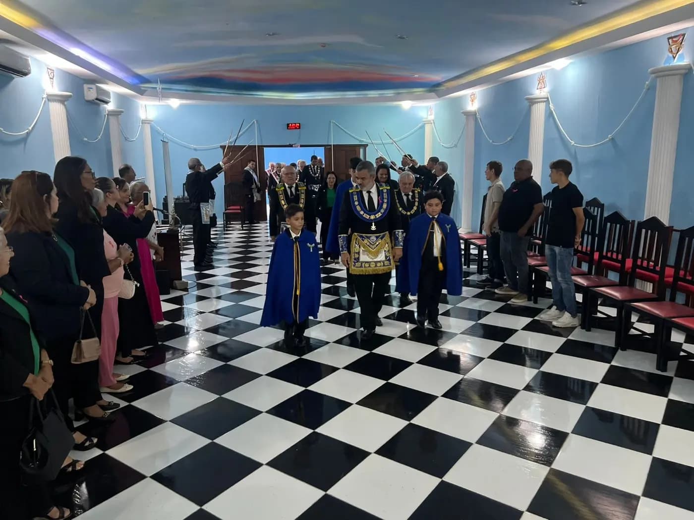 Registro fotográfico: SESSÃO MAGNA PÚBLICA ALUSIVA AO 45º ANO DE FUNDAÇÃO DA LOJA MAÇÔNICA GENTIL MARINHO Nº 2070, ORIENTE DE PARNAMIRIM/RN.