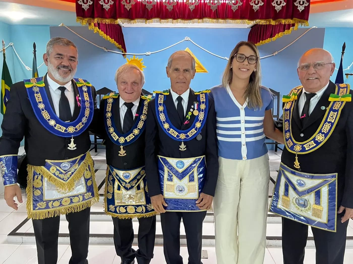 Registro fotográfico: SESSÃO MAGNA PÚBLICA ALUSIVA AO 45º ANO DE FUNDAÇÃO DA LOJA MAÇÔNICA GENTIL MARINHO Nº 2070, ORIENTE DE PARNAMIRIM/RN.