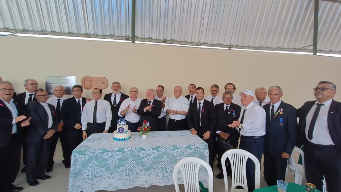 Registro fotográfico: SESSÃO MAGNA PÚBLICA ALUSIVA AO 45º ANO DE FUNDAÇÃO DA LOJA MAÇÔNICA GENTIL MARINHO Nº 2070, ORIENTE DE PARNAMIRIM/RN.