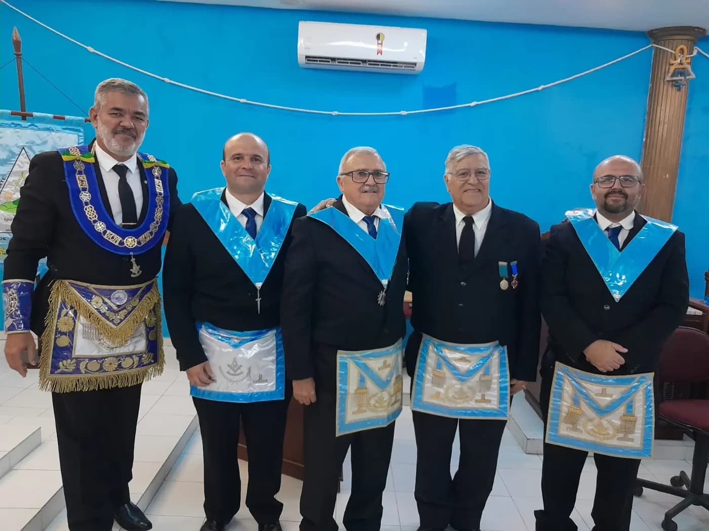 Registro fotográfico: PARTICIPAÇÃO DO GRÃO-MESTRE DO GOB-RN NA SESSÃO MAGNA DE INICIAÇÃO REALIZADA PELA LOJA MAÇÔNICA AURORA DO ORIENTE Nº 3269, ORIENTE DE PARNAMIRIM/RN.