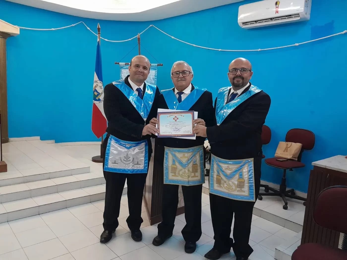 Registro fotográfico: PARTICIPAÇÃO DO GRÃO-MESTRE DO GOB-RN NA SESSÃO MAGNA DE INICIAÇÃO REALIZADA PELA LOJA MAÇÔNICA AURORA DO ORIENTE Nº 3269, ORIENTE DE PARNAMIRIM/RN.