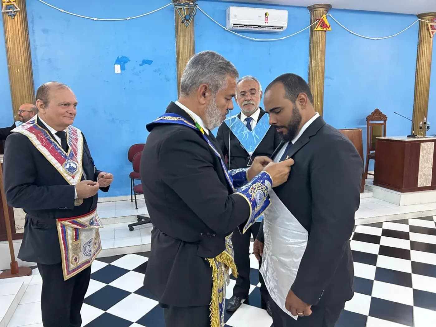 Registro fotográfico: PARTICIPAÇÃO DO GRÃO-MESTRE DO GOB-RN NA SESSÃO MAGNA DE INICIAÇÃO REALIZADA PELA LOJA MAÇÔNICA AURORA DO ORIENTE Nº 3269, ORIENTE DE PARNAMIRIM/RN.