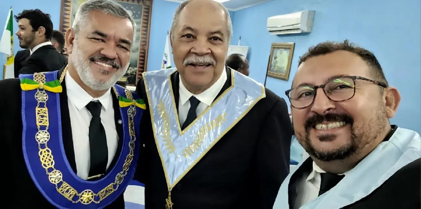 Registro fotográfico: PARTICIPAÇÃO DO GRÃO-MESTRE E DE GRÃO-MESTRE DE HONRA DO GOB-RN NA SESSÃO MAGNA DE INICIAÇÃO REALIZADA PELA LOJA MAÇÔNICA PEDRO ALVES PINHEIRO N° 3.918, ORIENTE DE EXTREMOZ/RN.